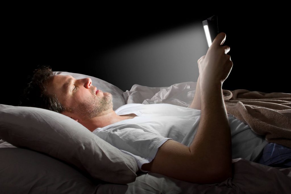 Không nên dùng các thiết bị điện tử trước giờ đi ngủ