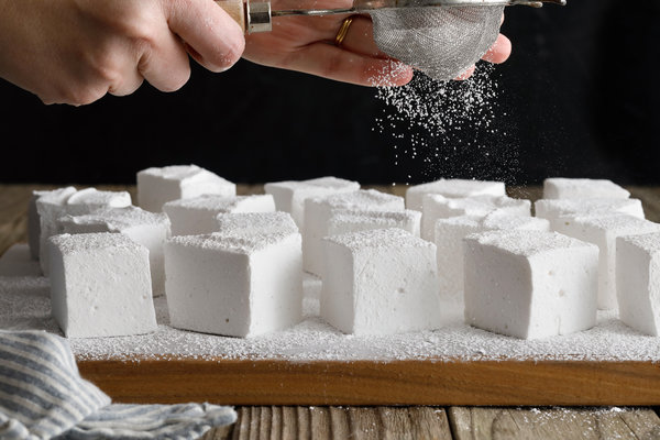 Thành phần chính của kẹo marshmallow bao gồm đường mía và gelatin