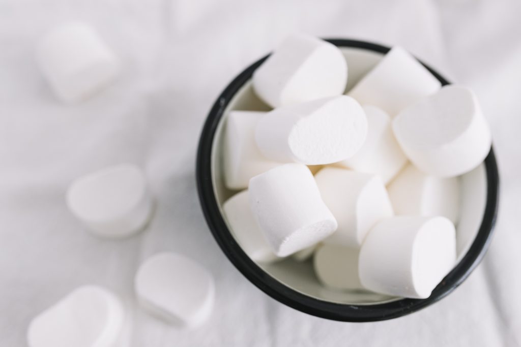 Dùng kẹo marshmallow trắng để hạn chế phẩm màu