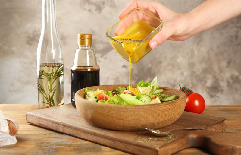 Tự làm nước sốt salad có thể giúp món salad của bạn healthy hơn